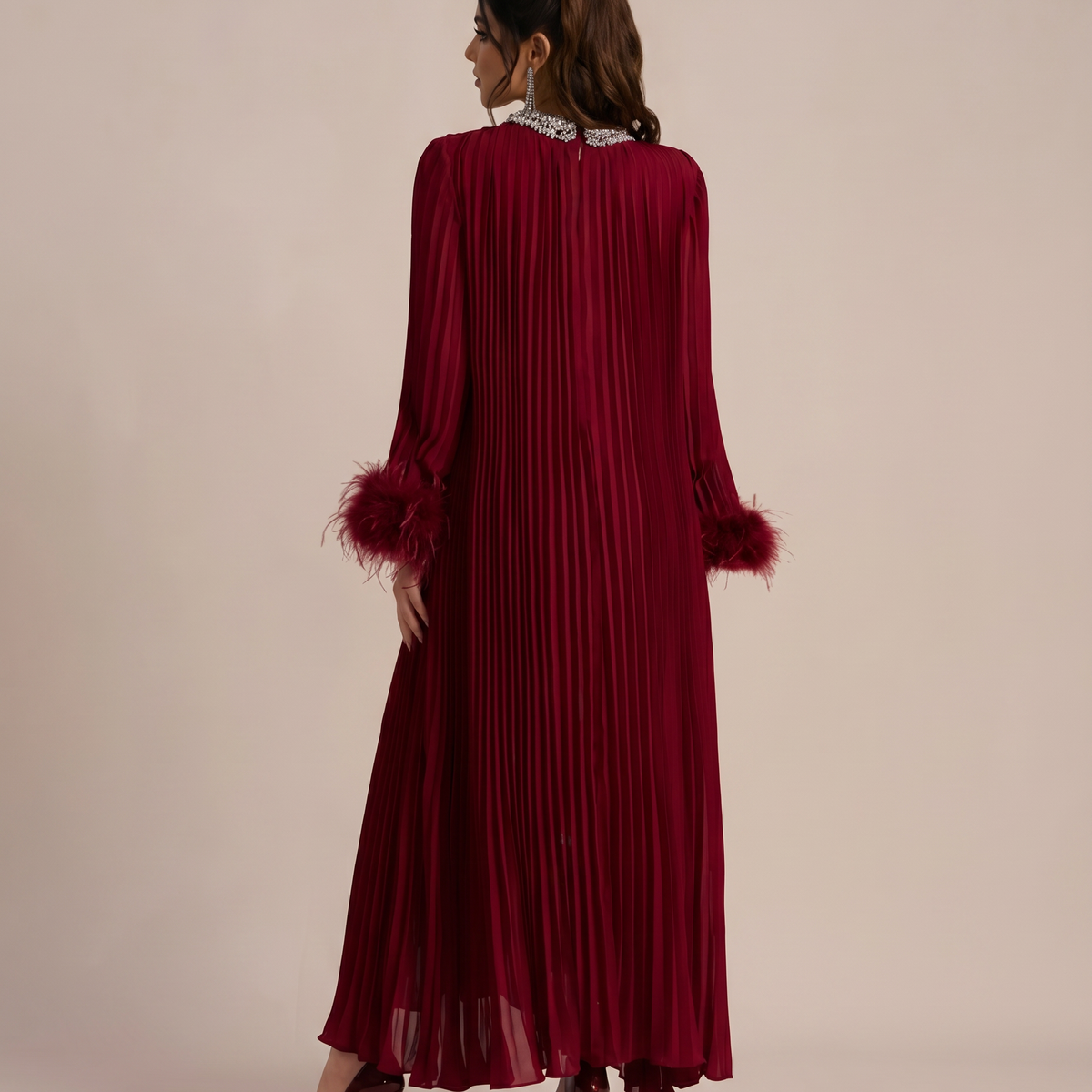 Felicia | Maxi Dress with Pleated Fabric and Feather Cuffs