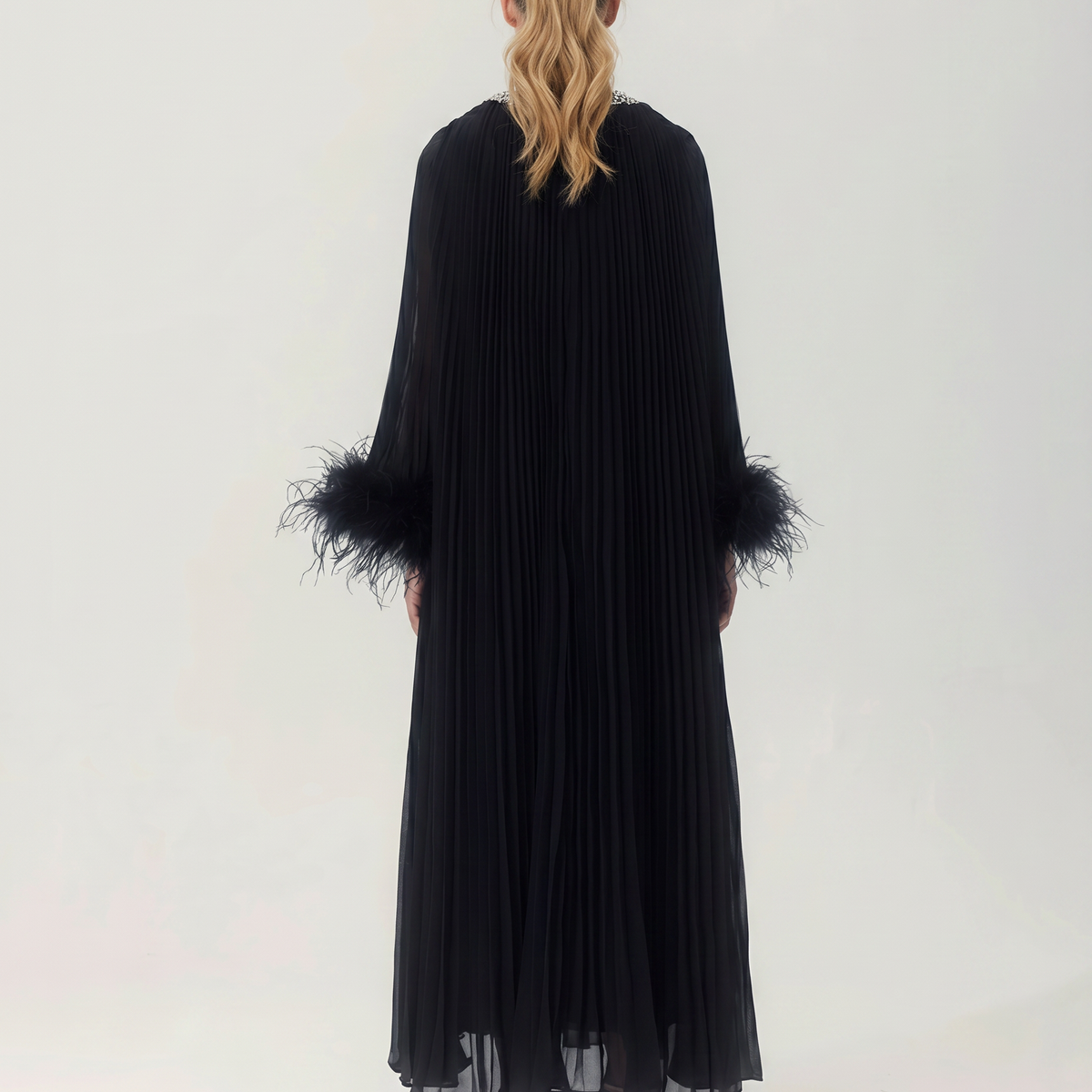 Felicia | Maxi Dress with Pleated Fabric and Feather Cuffs