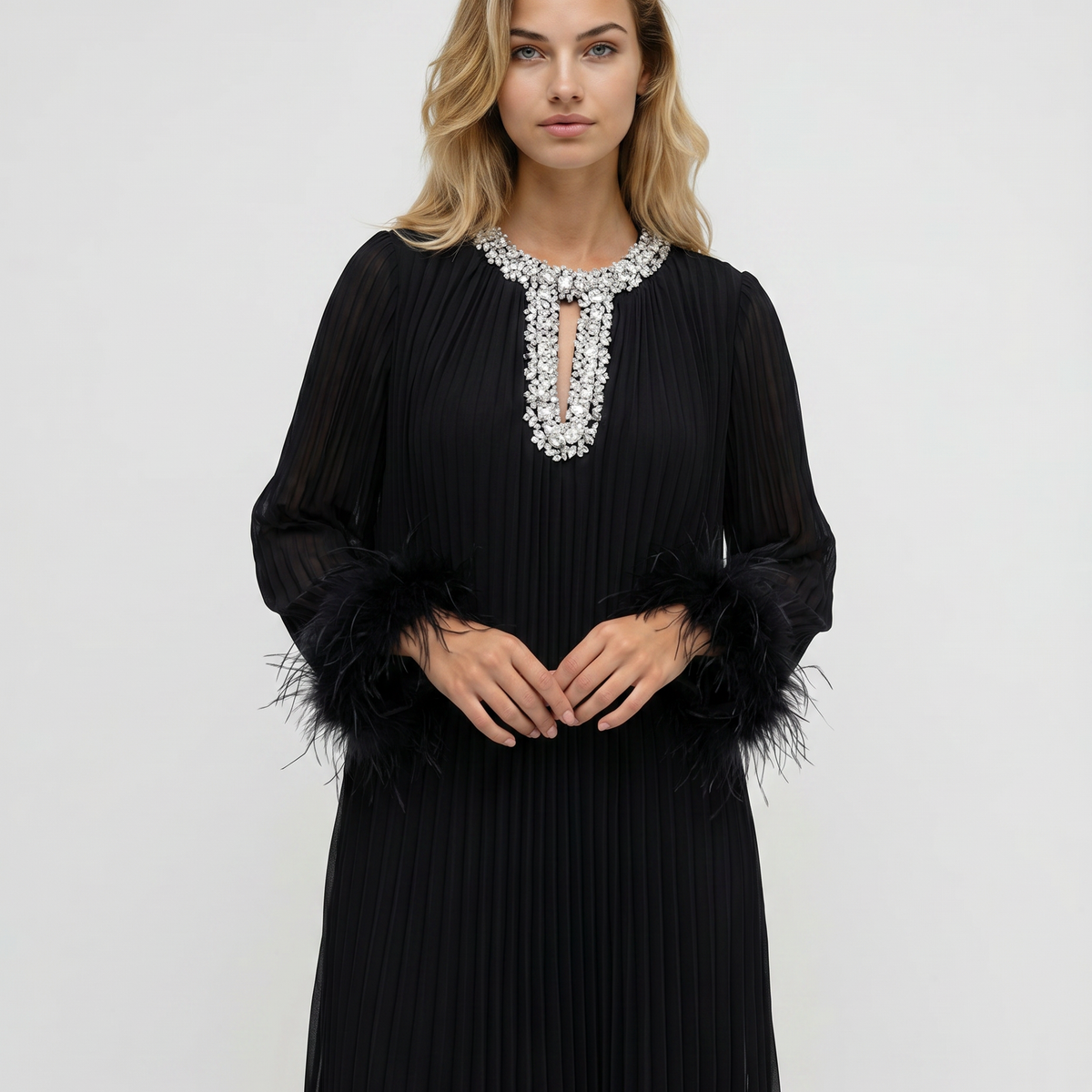 Felicia | Maxi Dress with Pleated Fabric and Feather Cuffs