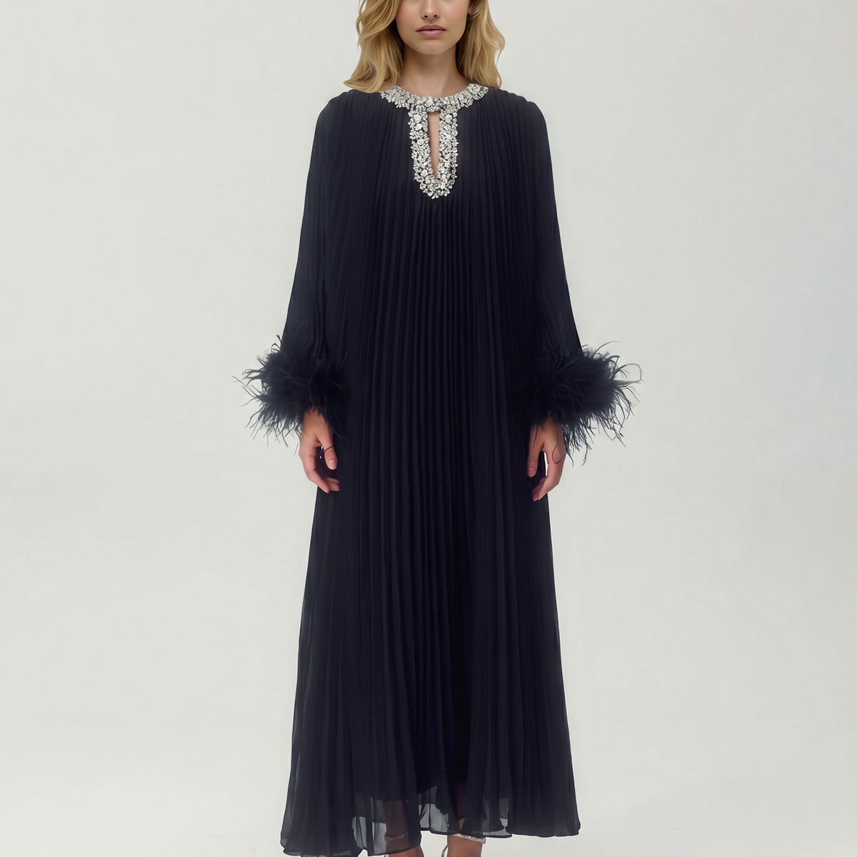 Felicia | Maxi Dress with Pleated Fabric and Feather Cuffs